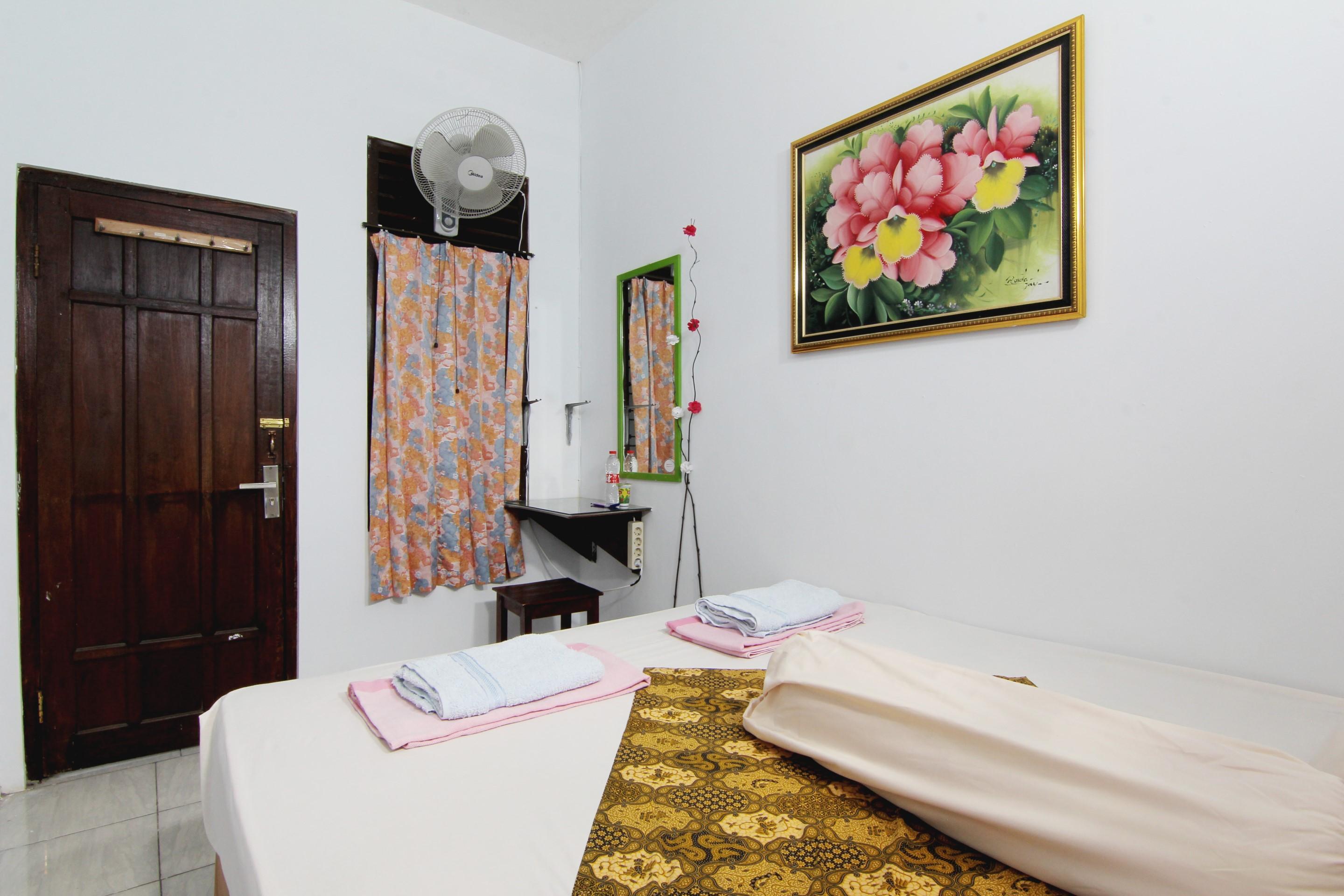 Tiga Dua Homestay Yogyakarta Exteriör bild