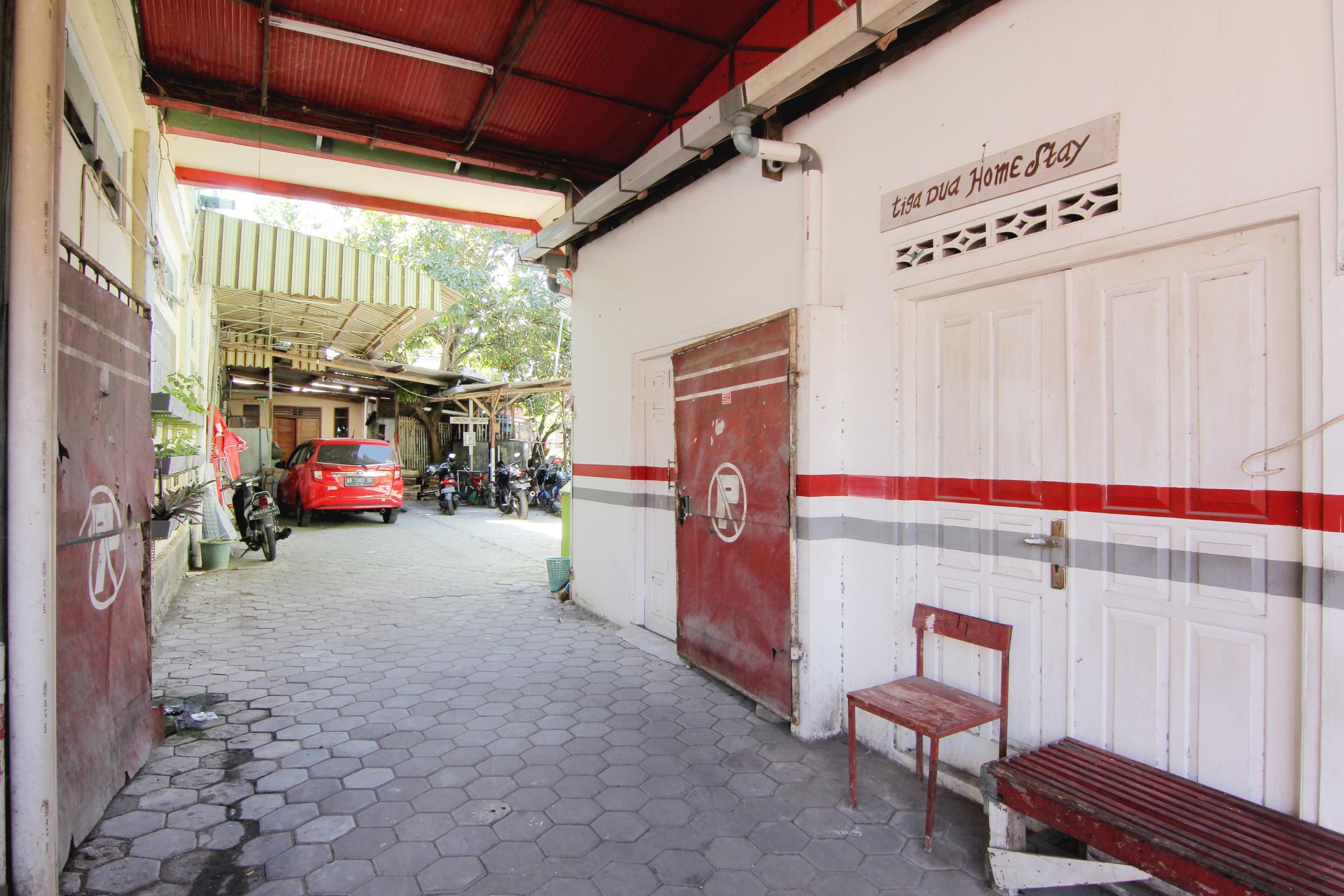 Tiga Dua Homestay Yogyakarta Exteriör bild