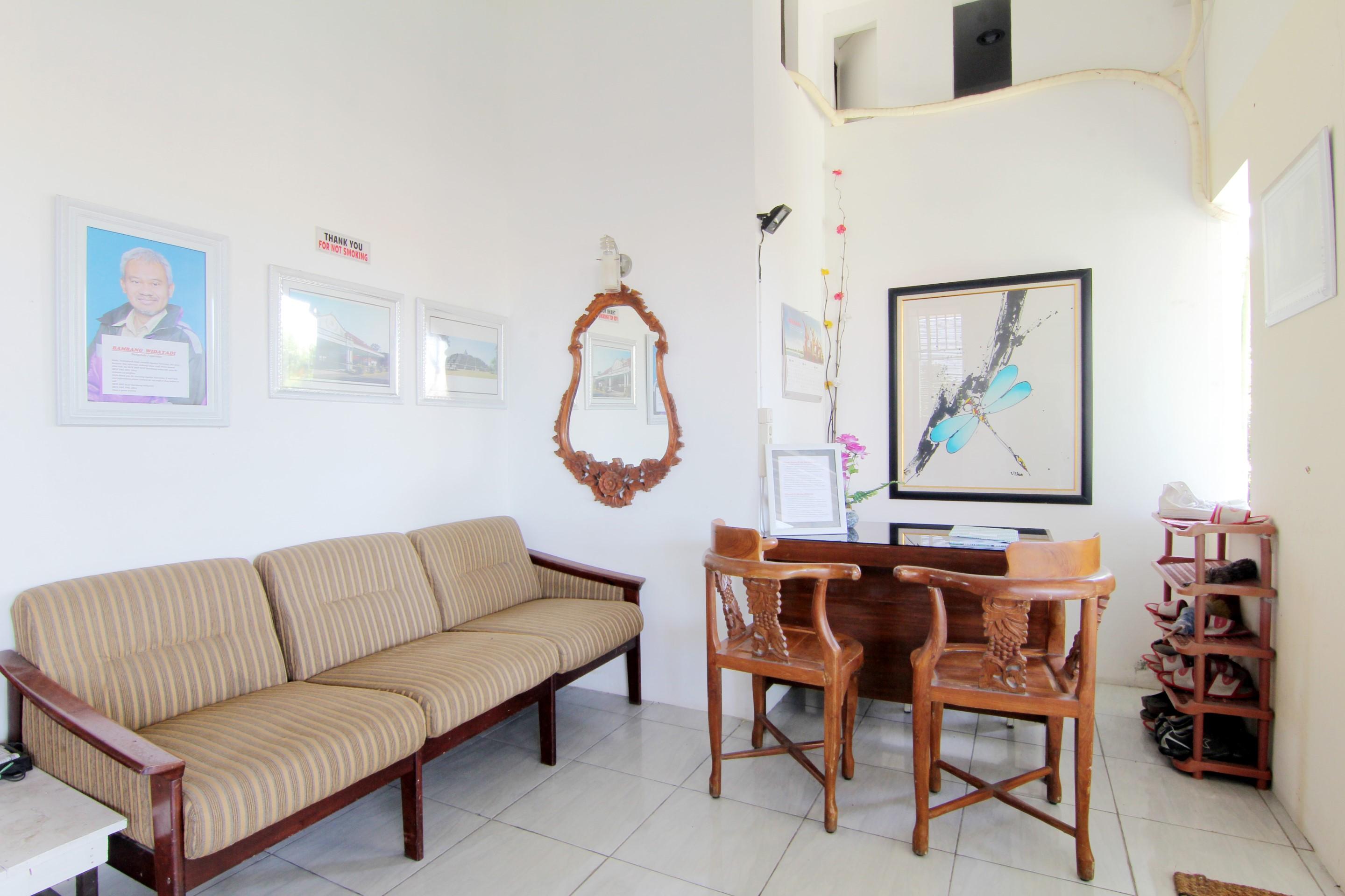 Tiga Dua Homestay Yogyakarta Exteriör bild