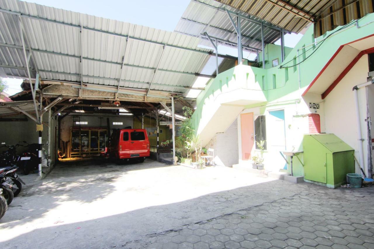Tiga Dua Homestay Yogyakarta Exteriör bild